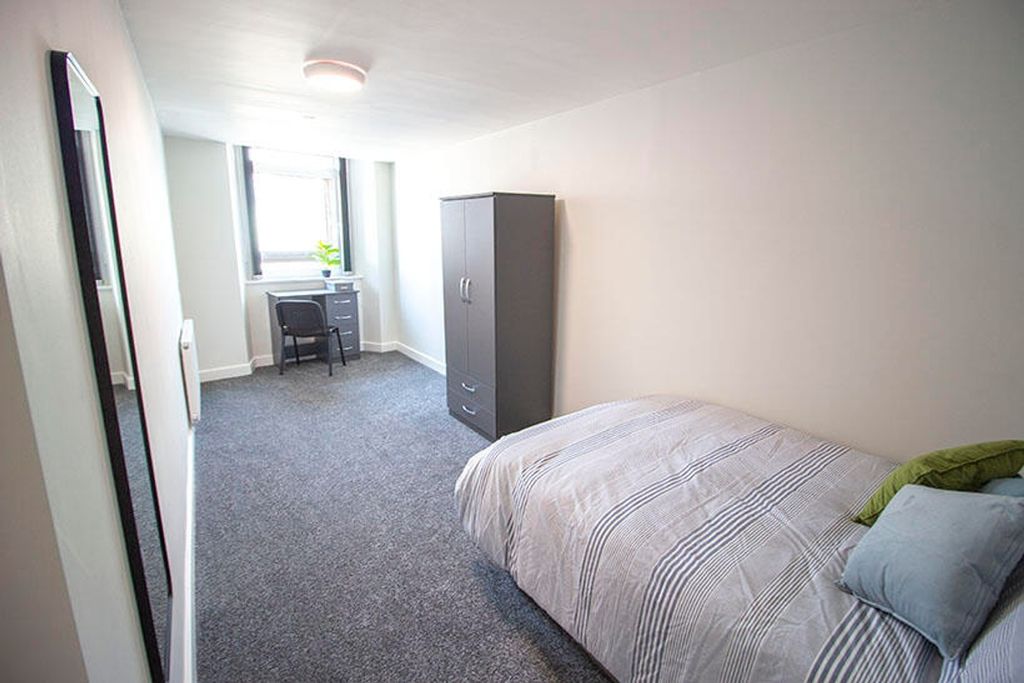 Property photo 3 of 10 A Spacious Double Bedroom Featuring Modern Decor, ...