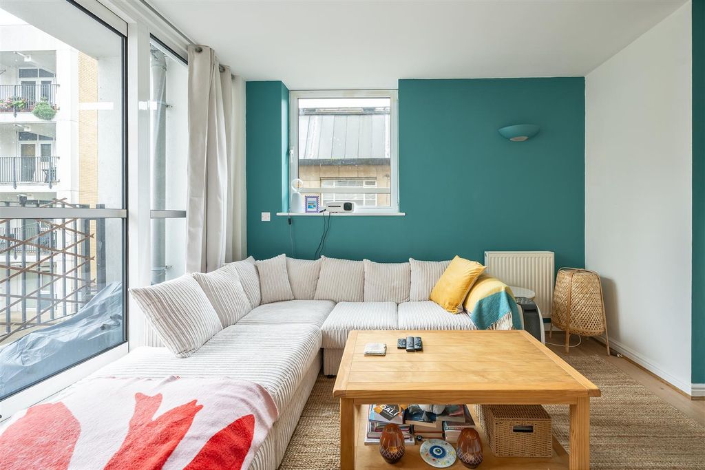 Property photo 2 of 9 Hacon Square, E8