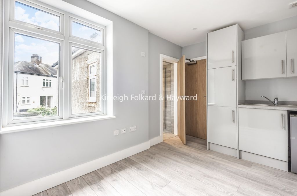 Property photo 2 of 6 Room 2 - £900...