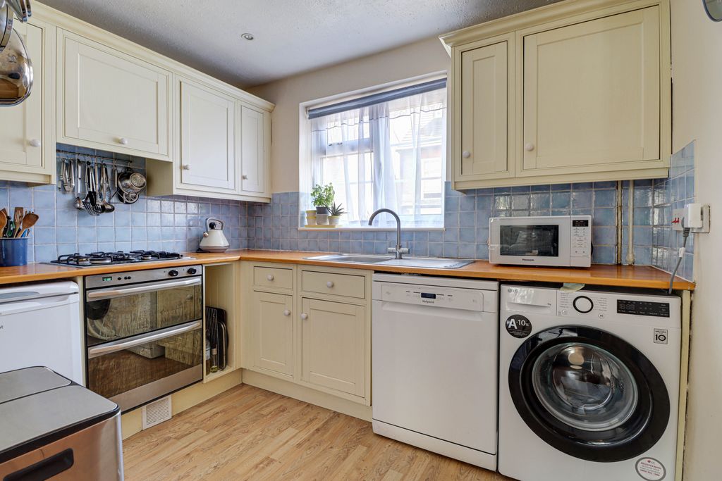Property photo 3 of 19 Kitchen