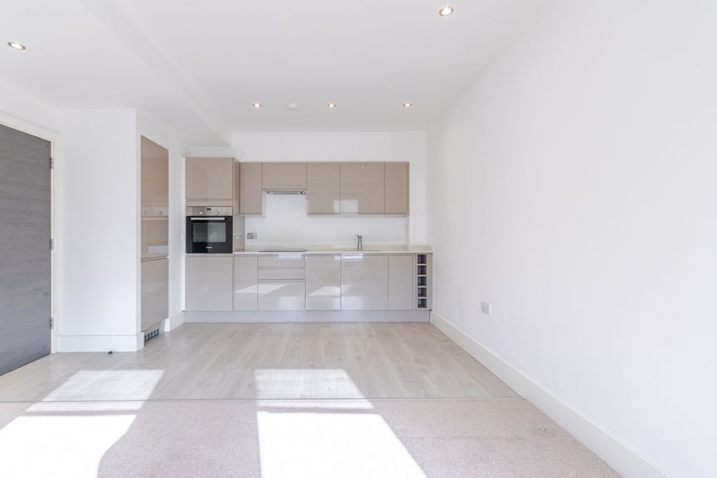 Property photo 3 of 20 Liv Kit 1