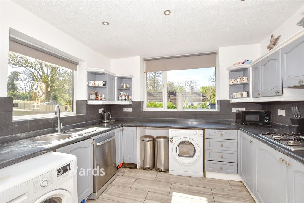 Property photo 2 of 11 Kitchen