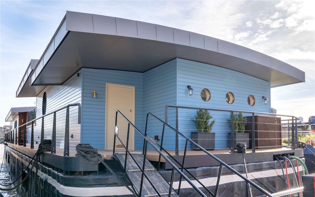 Property photo 1 of 16 Boat Exterior