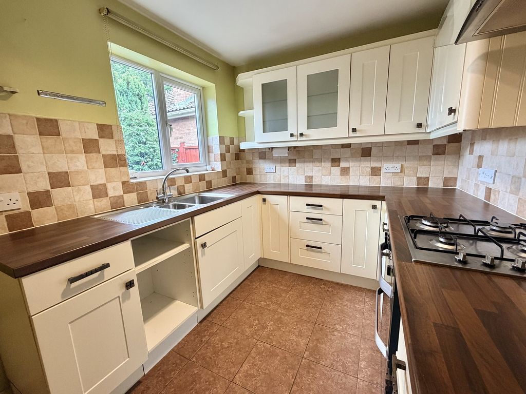 Property photo 2 of 11 Kitchen