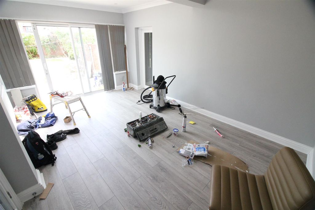 Property photo 3 of 12 Lounge