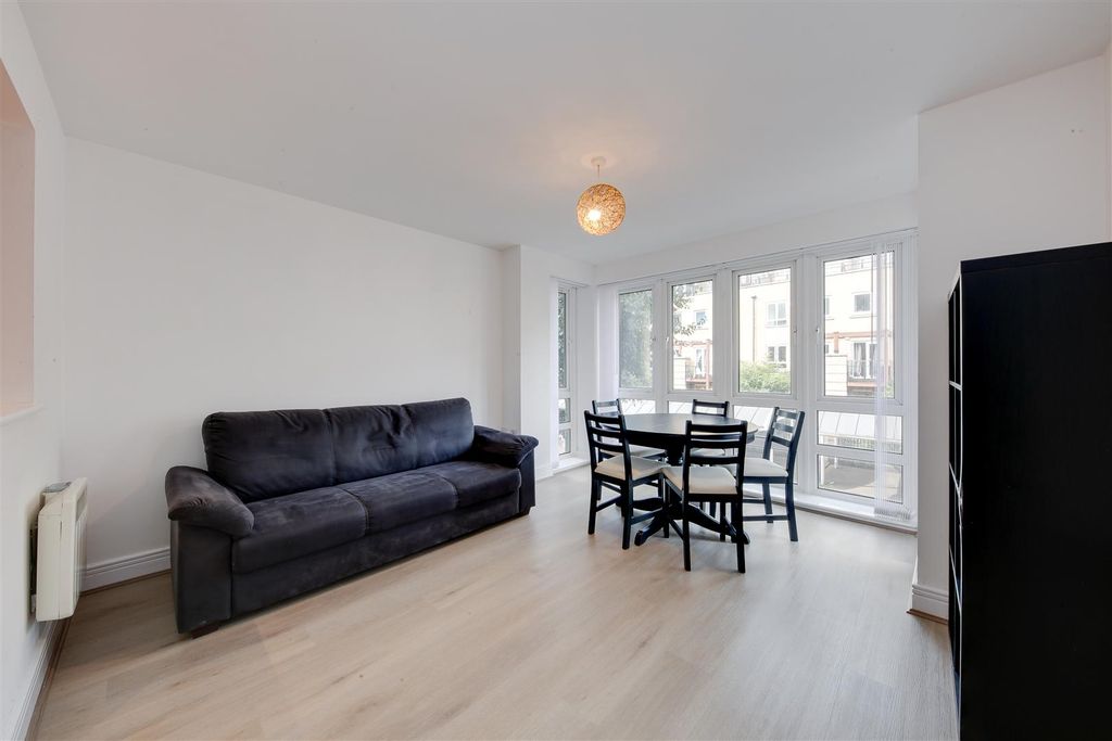 Property photo 2 of 11 St Davids Sq-05.Jpg