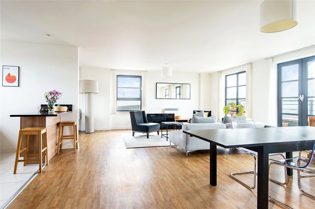 Property photo 3 of 16 Picture No. 01