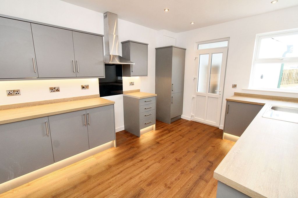 Property photo 2 of 24 Kitchen