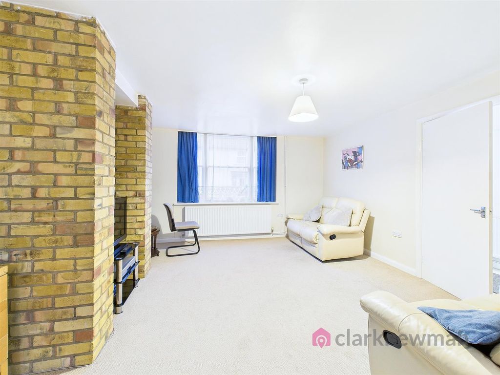 Property photo 2 of 11 Lounge