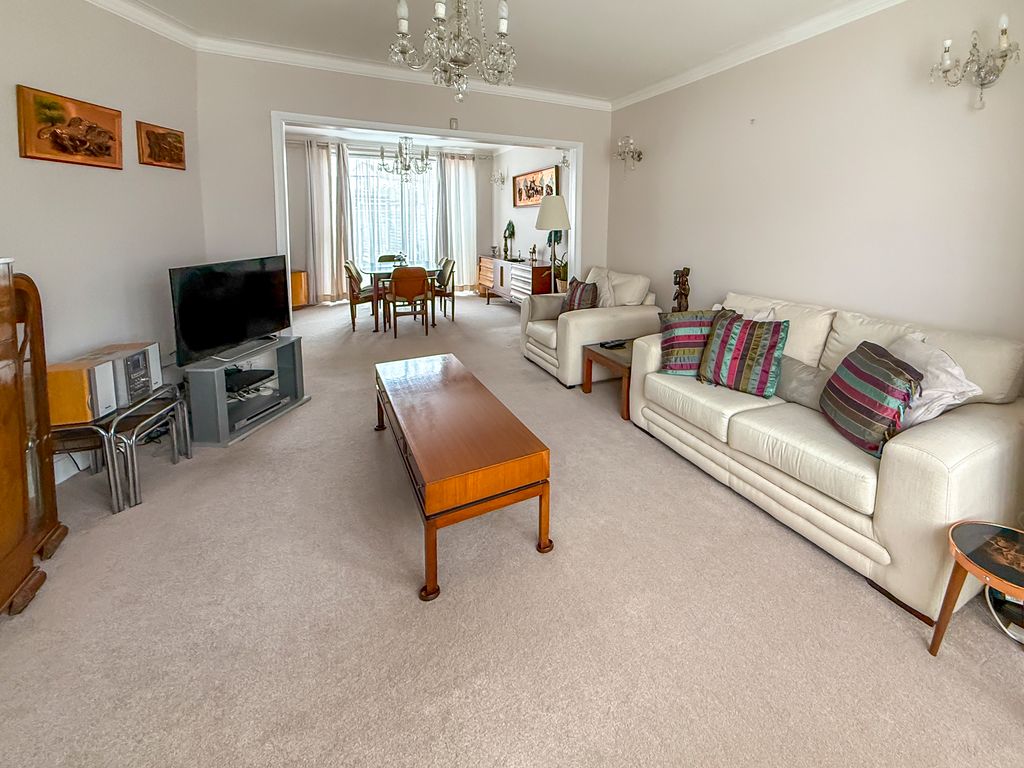 Property photo 3 of 15 Through Lounge