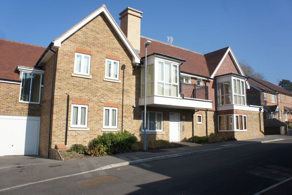 Property photo 1 of 9 Just Available Is This Superb 2 Bedroom Ground Floor Apartment Comprising Of 2 Double Bedrooms With Fitted Wardrobes.