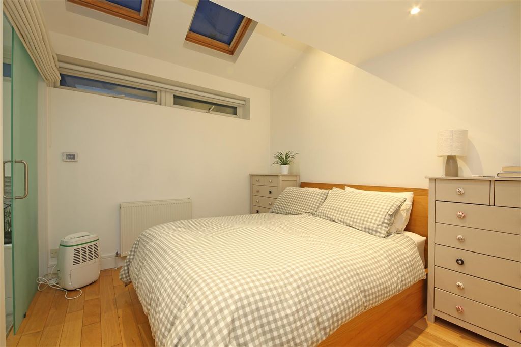 Property photo 2 of 9 Merton Road Sw19 Bedroom