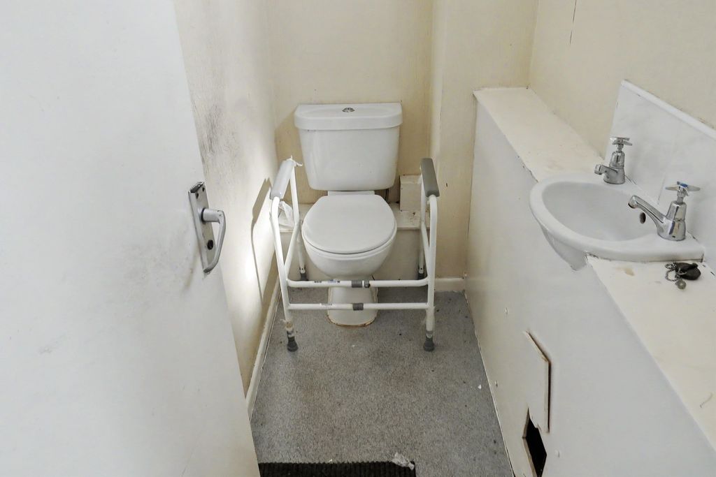 Property photo 2 of 21 29 Janes Brook Road, Southport, Pr8 6Ns