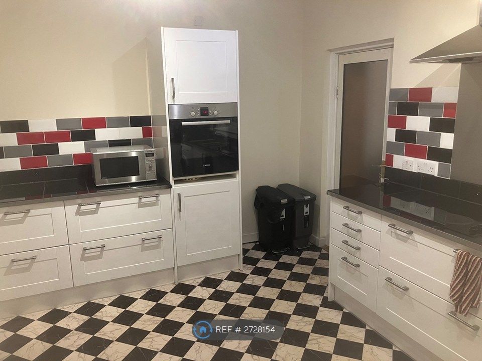 Property photo 2 of 14 Kitchen 2