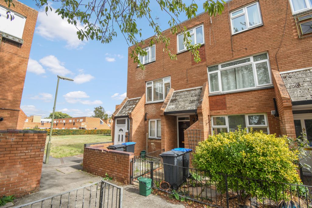 Property photo 1 of 21 21 Heriot Road, Chertsey, Kt16 9Bu