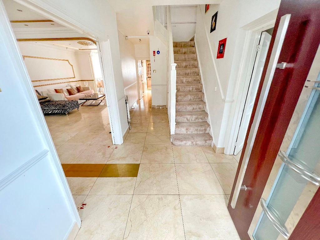 Property photo 2 of 30