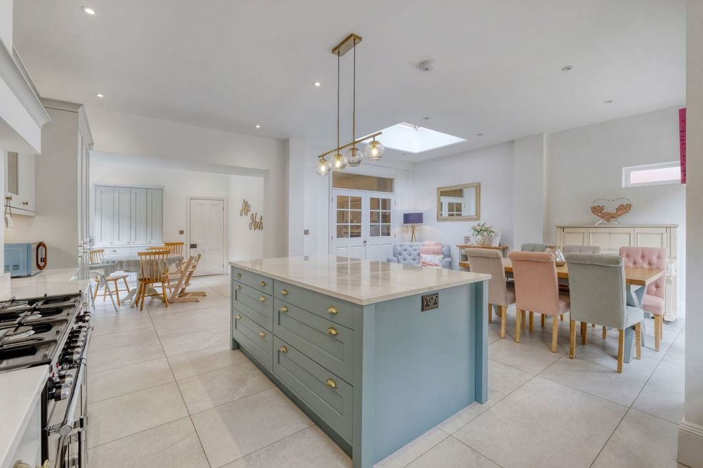 Property photo 2 of 28