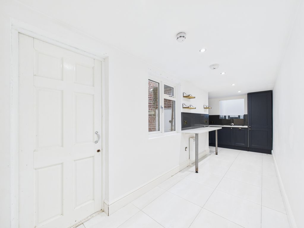 Property photo 3 of 9 Cam04693G0-Pr0071-Still006