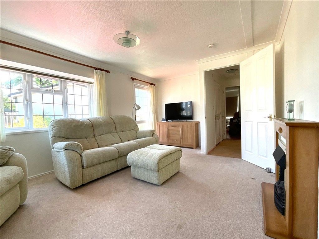 Property photo 1 of 9 Lounge