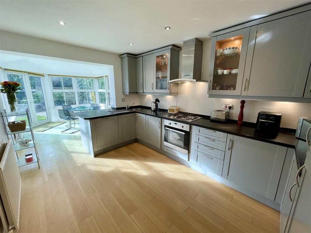 Property photo 3 of 17 Kitchen