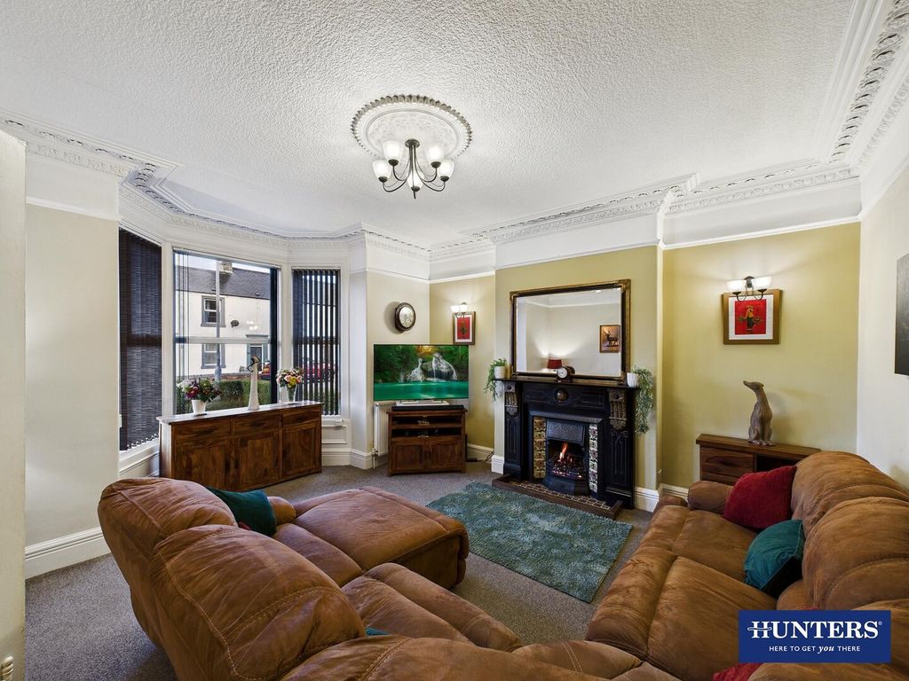 Property photo 3 of 31 Living Room