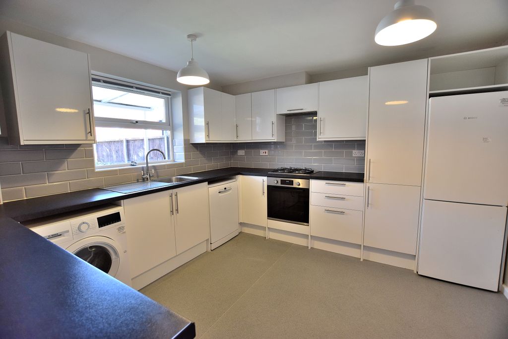 Property photo 2 of 11 Kitchen 