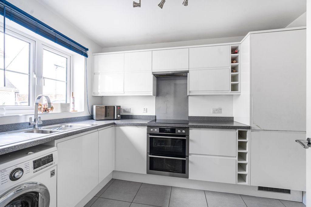 Property photo 2 of 18 Kitchen1