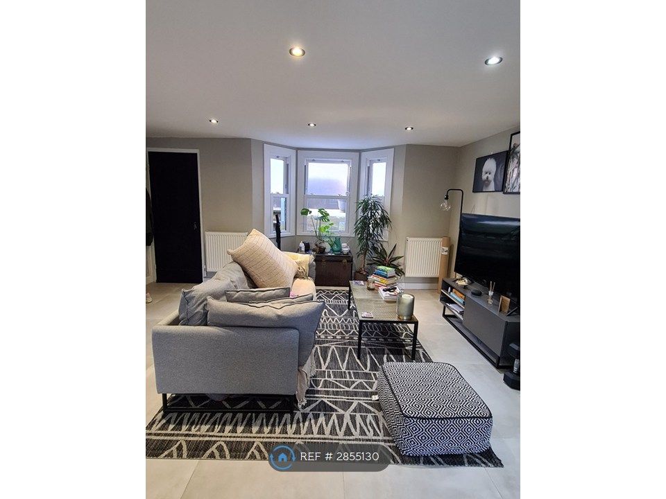 Property photo 2 of 11 Lounge