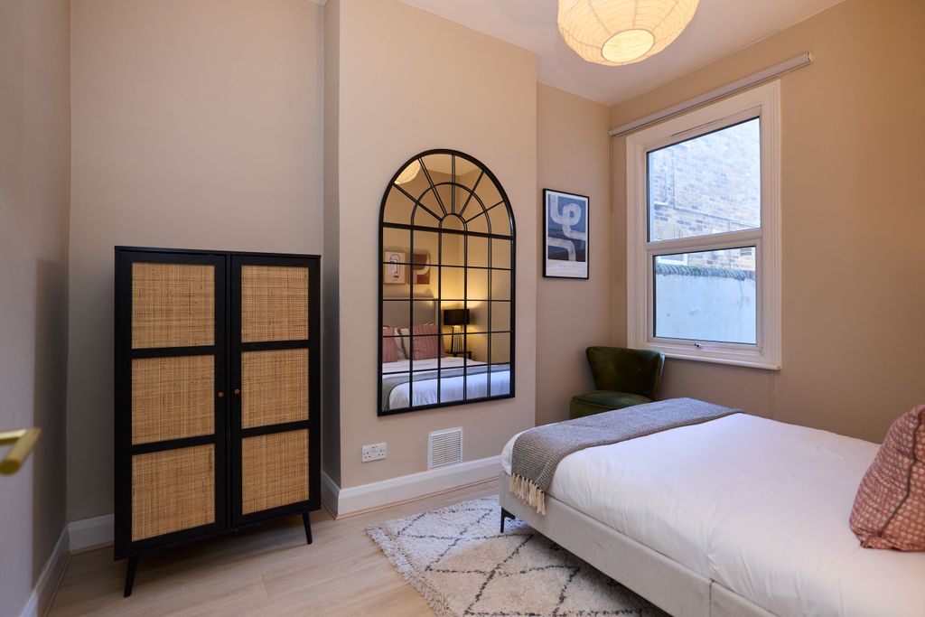 Property photo 1 of 6 Ln Tub 7A_010
