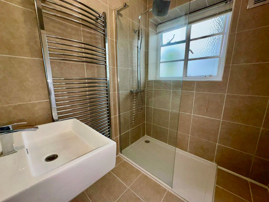 Property photo 3 of 7 Bathcapel