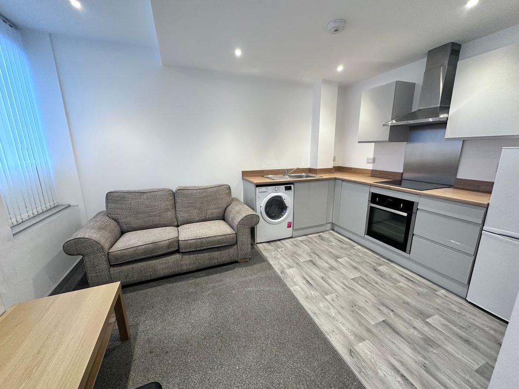 Property photo 2 of 6 Bedroom