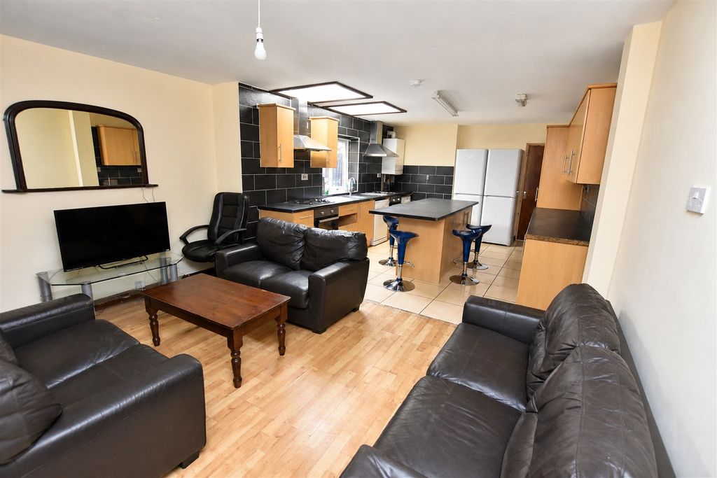 Property photo 2 of 14 Approach