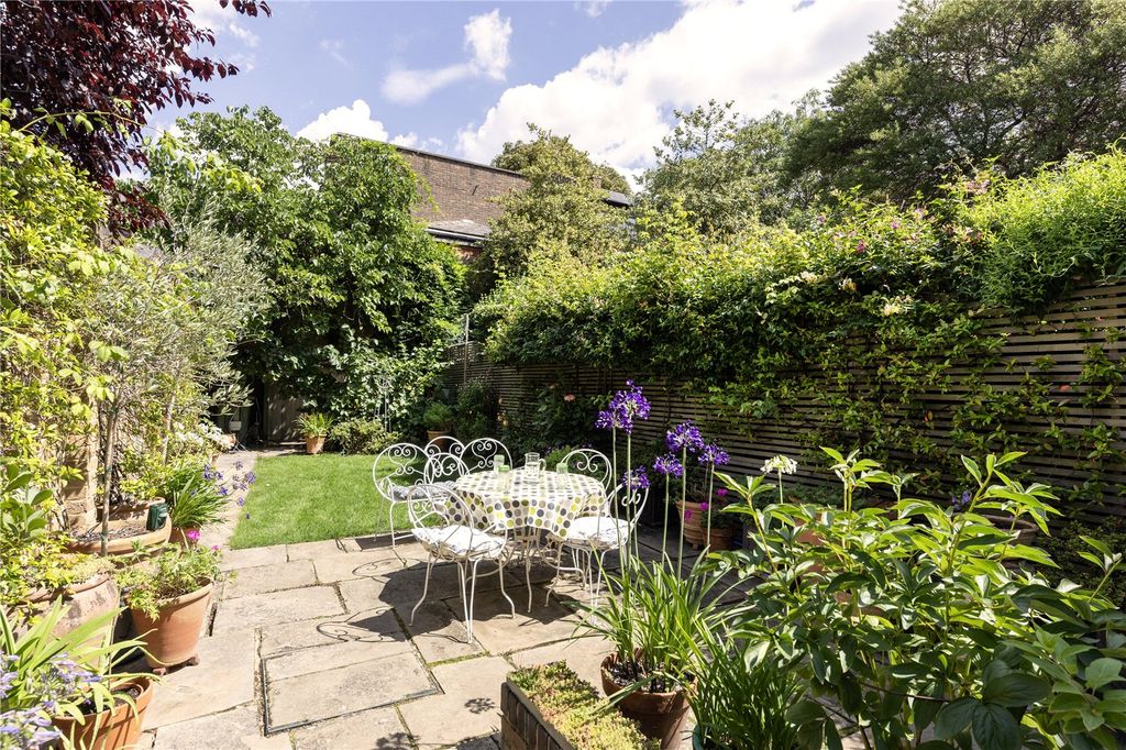 Property photo 2 of 14 Garden