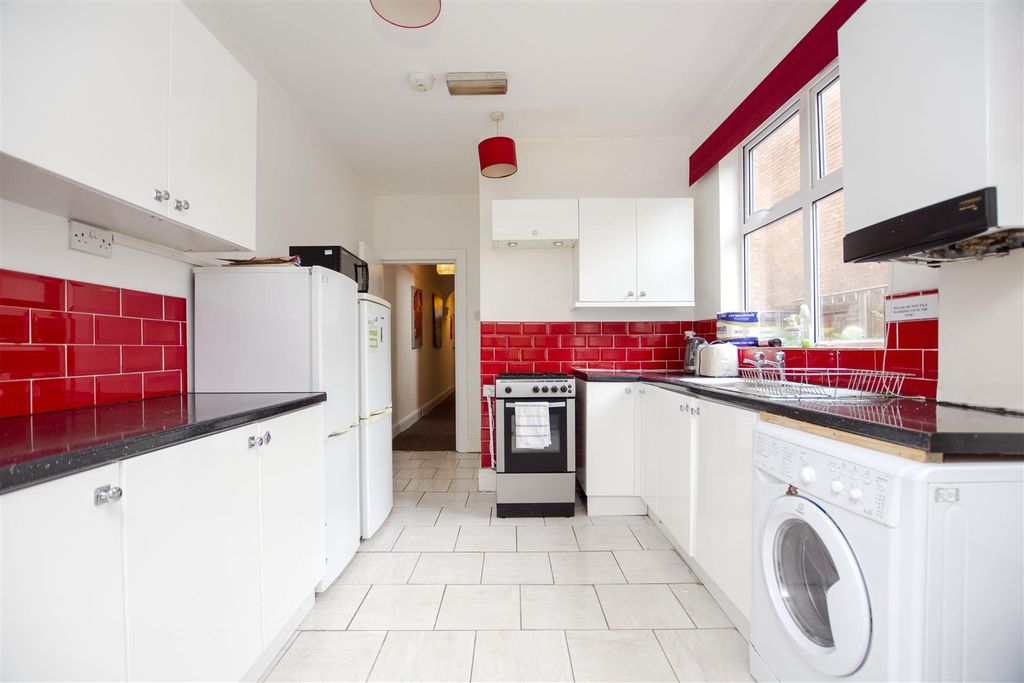 Property photo 3 of 11 Approach