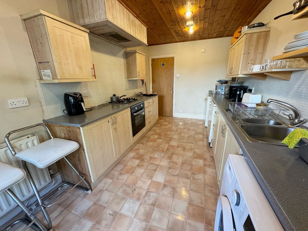 Property photo 2 of 6 Kitchen