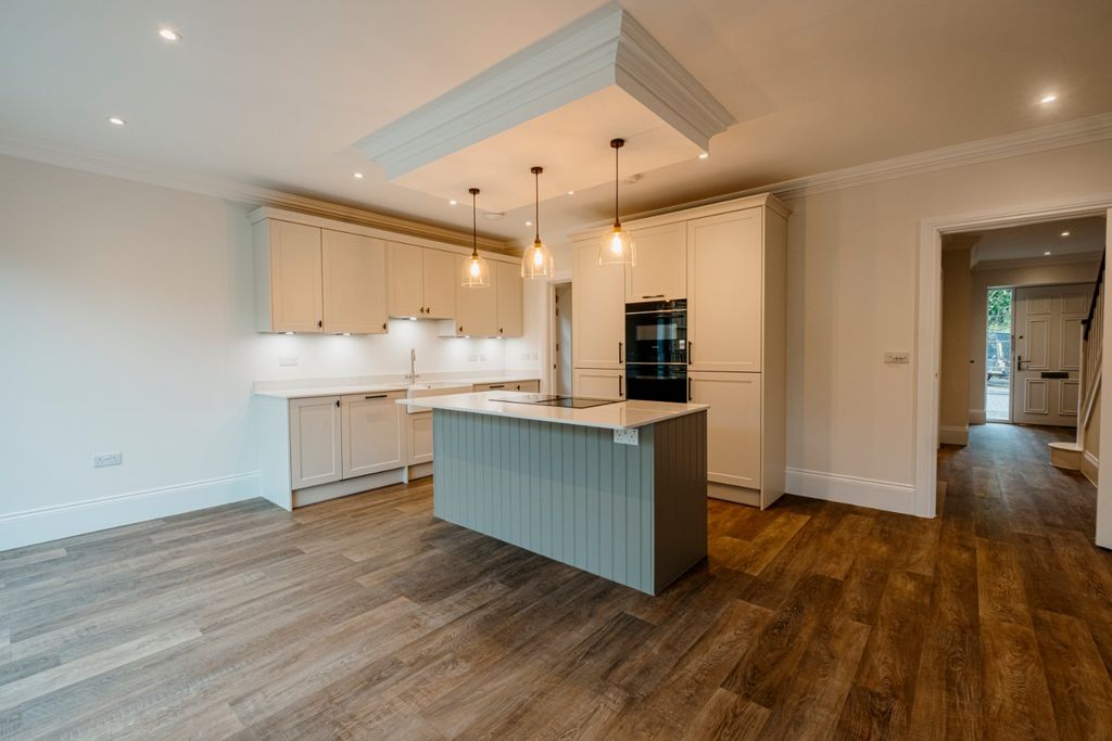 Property photo 2 of 18 Picture No. 24