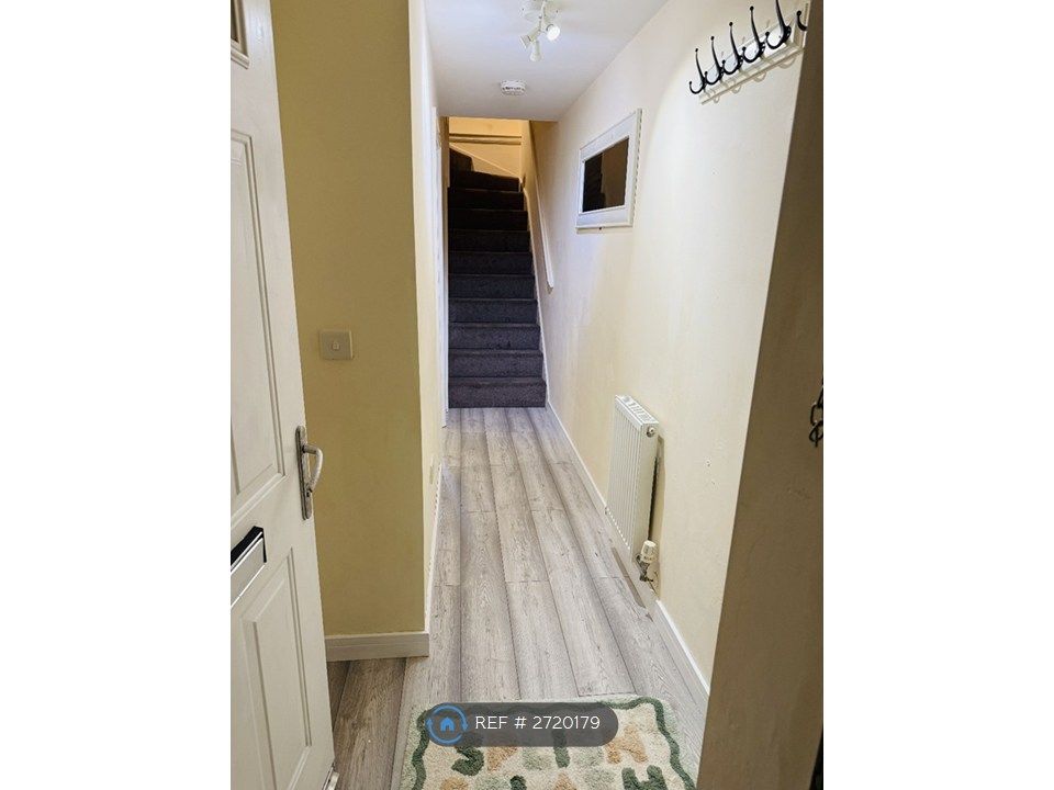 Property photo 2 of 21 Hall Way