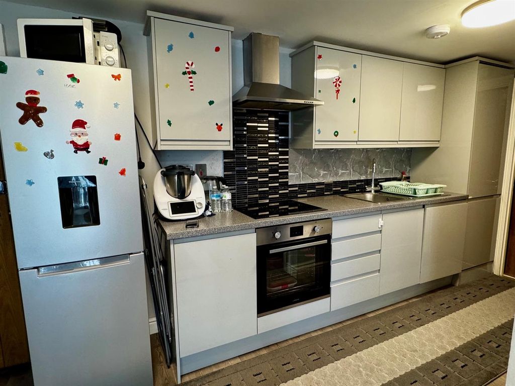 Property photo 1 of 7 Kitchen (Open Plan)