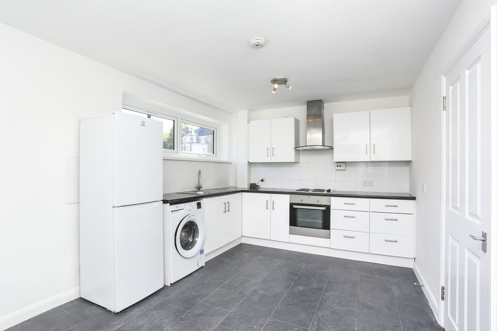 Property photo 2 of 10 Kitchen 2