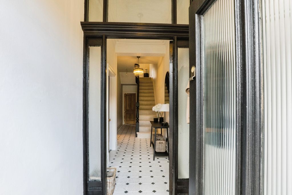 Property photo 2 of 26 Entrance Porch