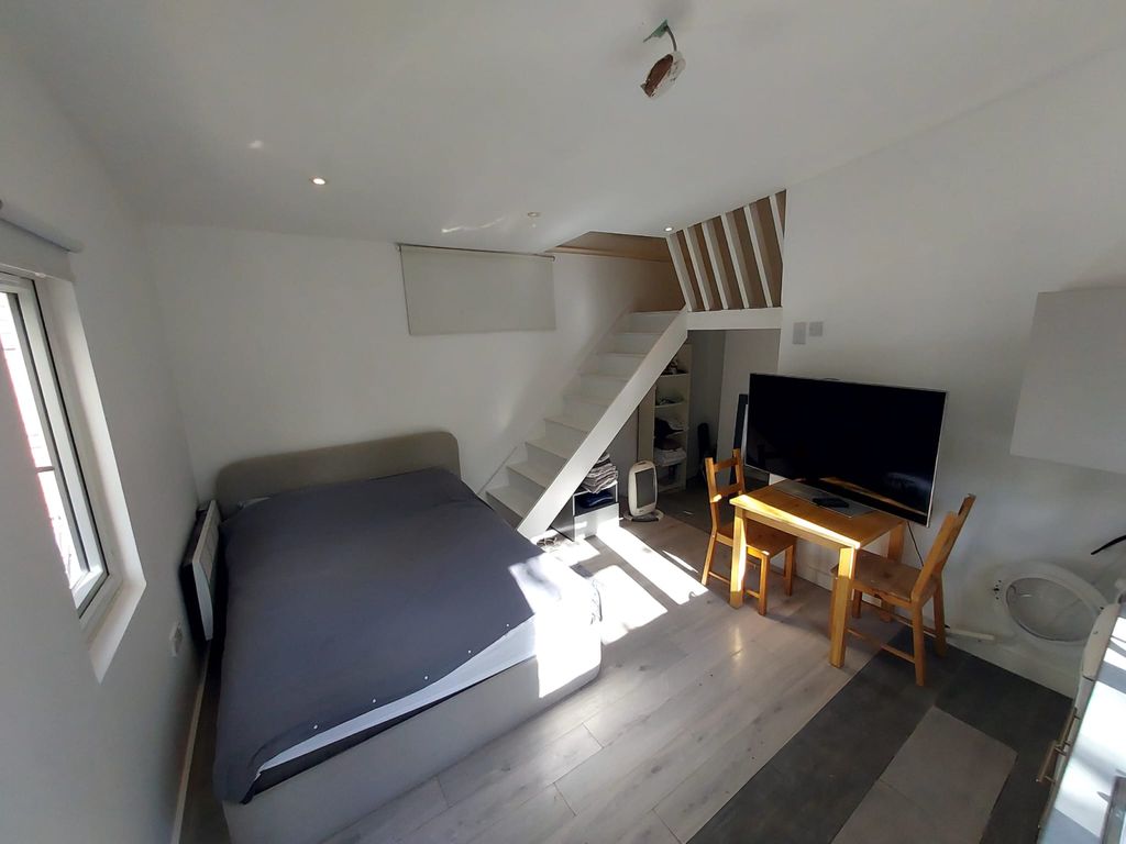 Property photo 1 of 9 Large Garden Studio.Hendon-Foscote Rd