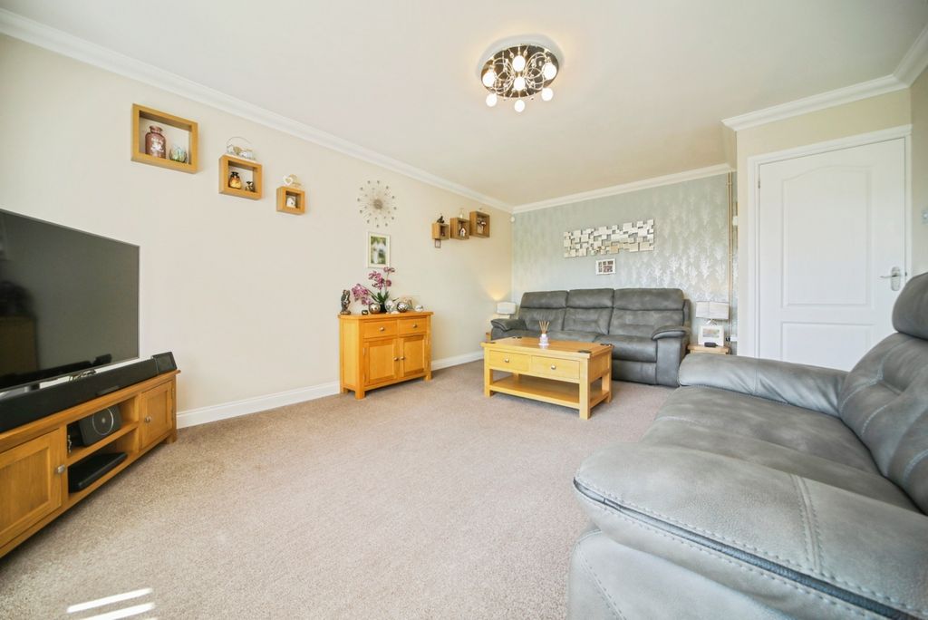 Property photo 3 of 18 Living Room