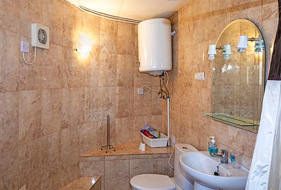 Property photo 3 of 32 Guest Apartment Bathroom