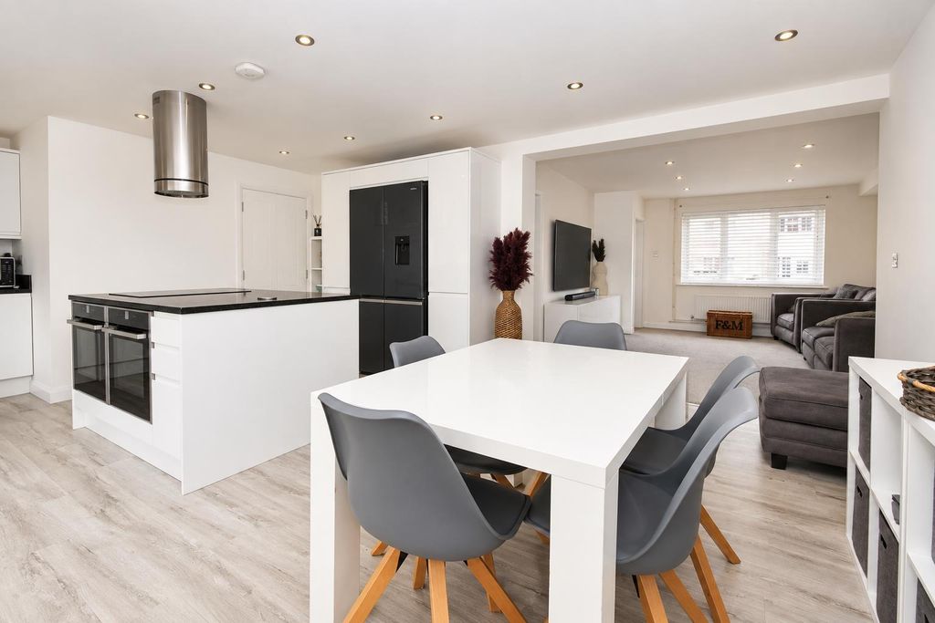 Property photo 3 of 22 7Ac4c603-3535-4De5-91B8-0B50Eff8B0E9.Png