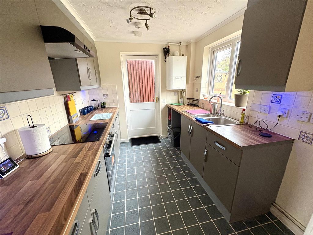 Property photo 2 of 12 Kitchen