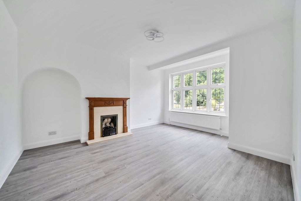 Property photo 3 of 10 Sitting Room