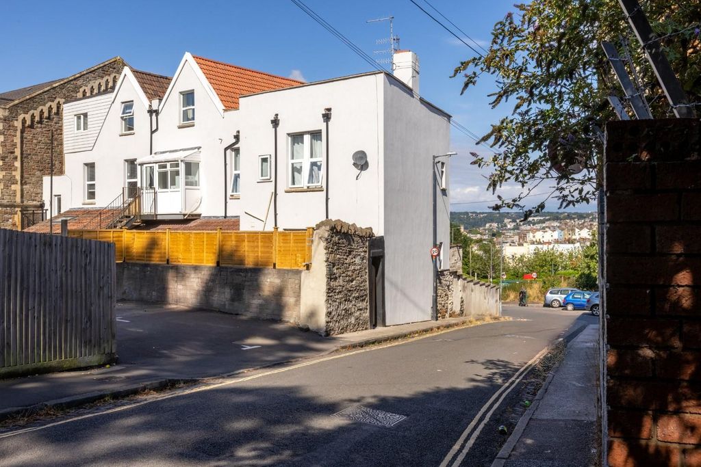 Property photo 2 of 17 Flat 1, 3 Bushy Park, Bs4-16.Jpg
