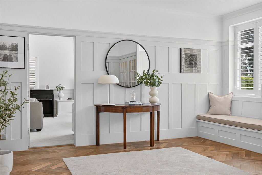 Property photo 3 of 26 Entrance Hall
