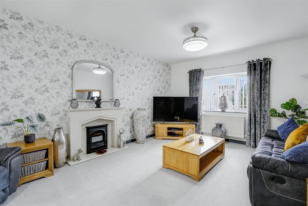 Property photo 2 of 40 Lounge/Sitting Room