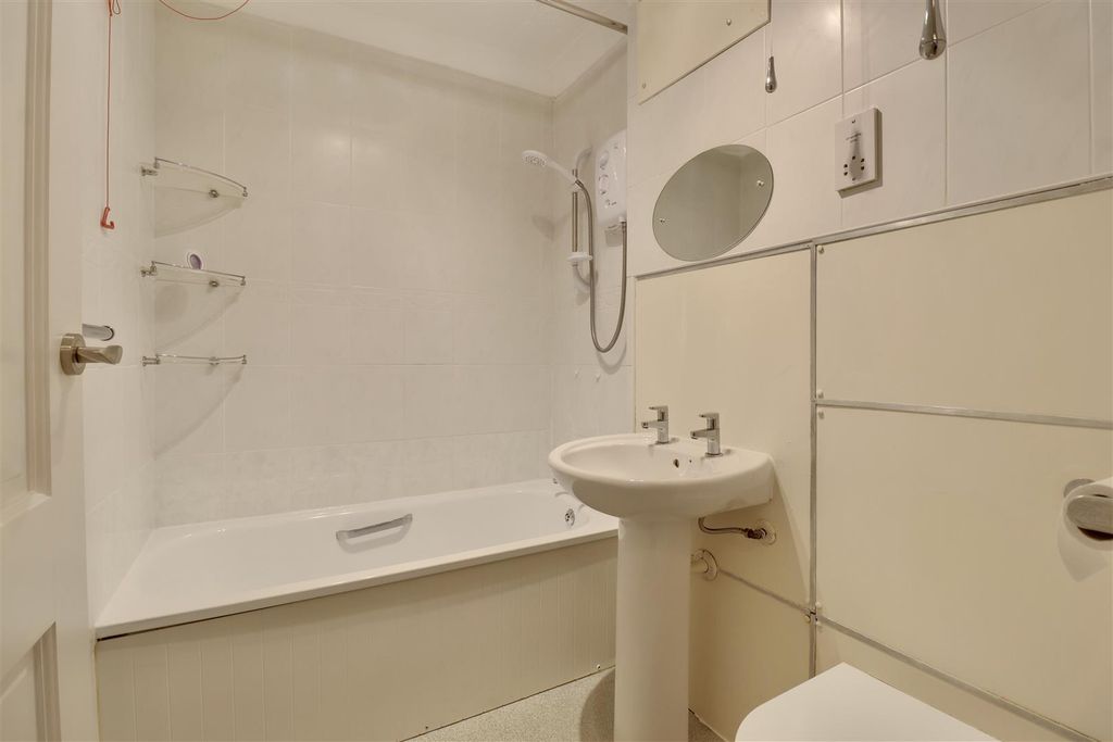 Property photo 1 of 12 03503A3F-05F1-433E-B2Ca-Ea03E9Ca2038_1_201_A.Jpeg